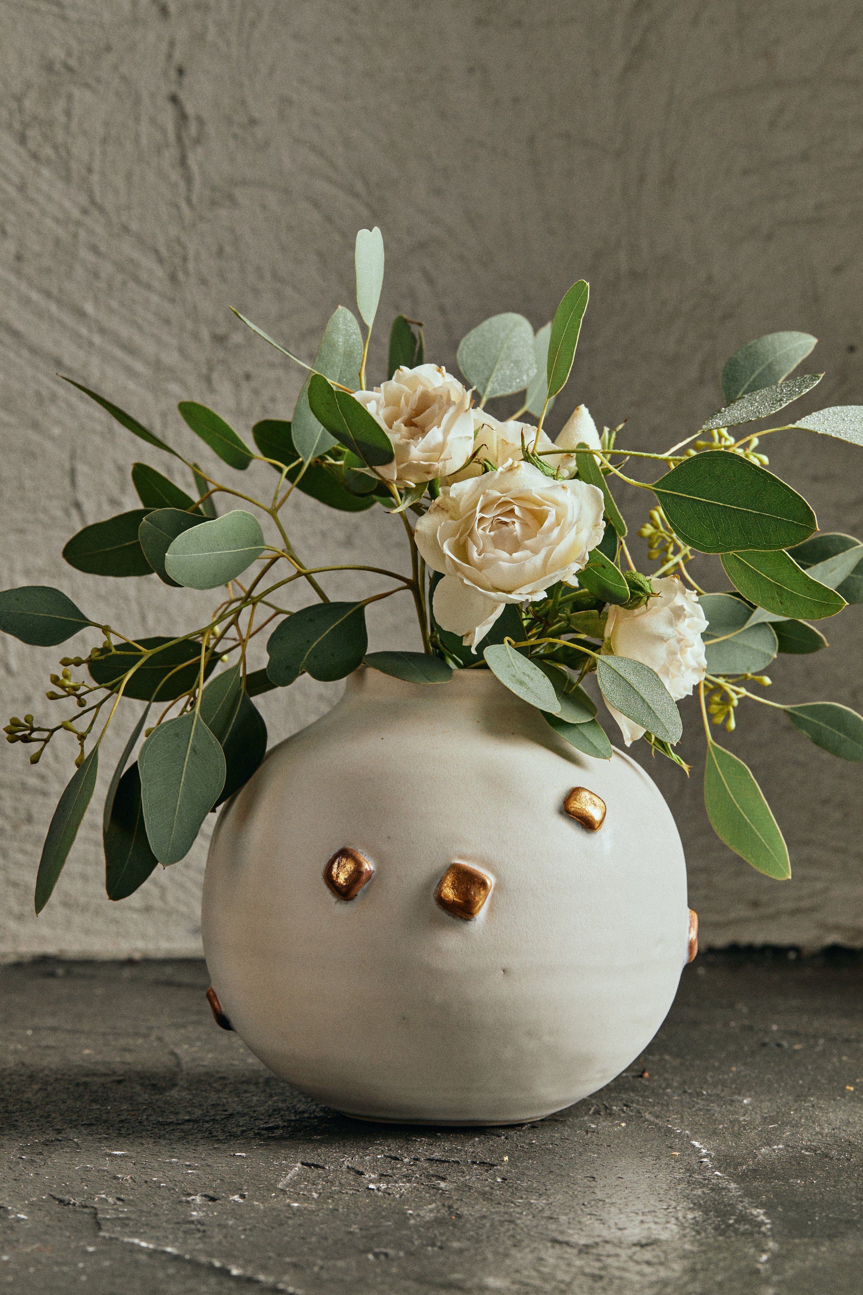 Klondikes Moon Jar Bartblanc with flower arrangement 